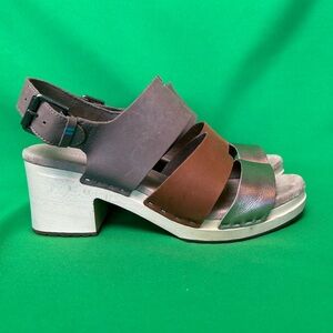 EUC TOMS Phoebe Clog Taupe Leather Sandals. Size 9.5